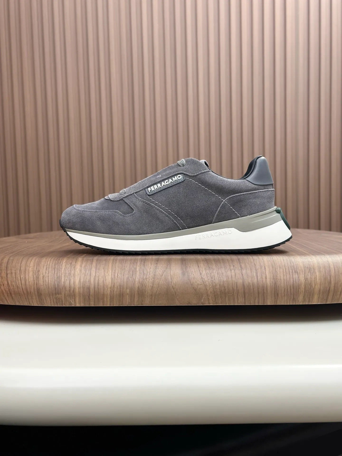 [Ferragamo] Top P: 820💰 Number of yards: 39~44 (38.45 custom-made, non-refundable) Top purchasing agent 🇮🇹 Ferragamo men's casual shoes series, the counter sells the original configuration at the same time, Italian imported cowhide fabric, high-quality splicing technology, imported water-dyed cow lining , Soles: Original foam soles are specially provided by the original factory, and the original factory follows the order. 🔍High quality can be entered and exited the counter at will. Welcome to compare and synchronize with the counter.